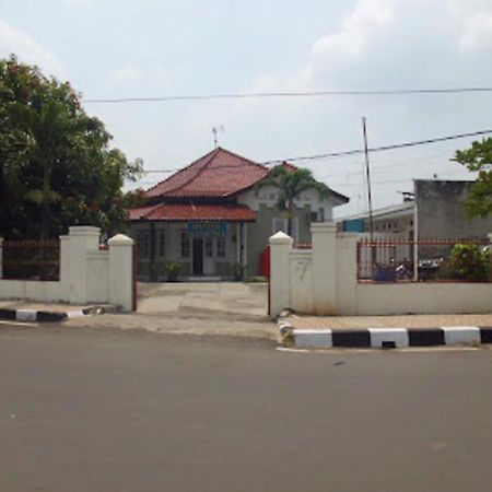 Oyo 90865 Hotel Kusuma Purwakarta Karawang Kültér fotó