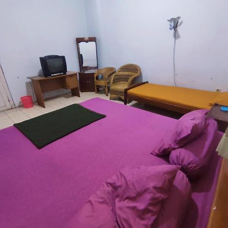 Oyo 90865 Hotel Kusuma Purwakarta Karawang Kültér fotó
