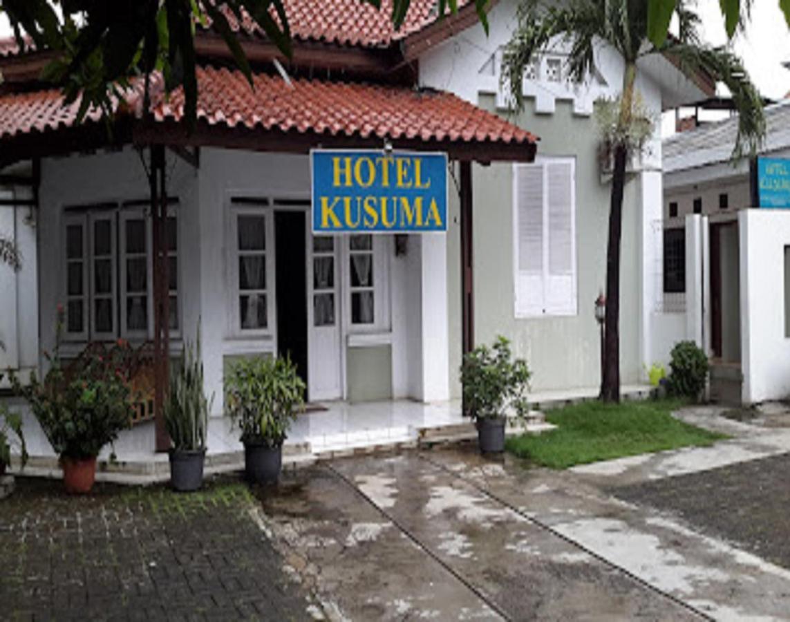 Oyo 90865 Hotel Kusuma Purwakarta Karawang Kültér fotó