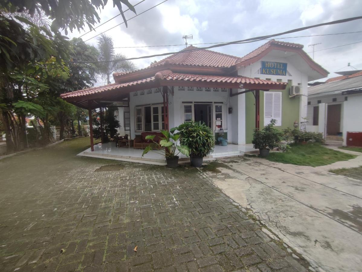 Oyo 90865 Hotel Kusuma Purwakarta Karawang Kültér fotó