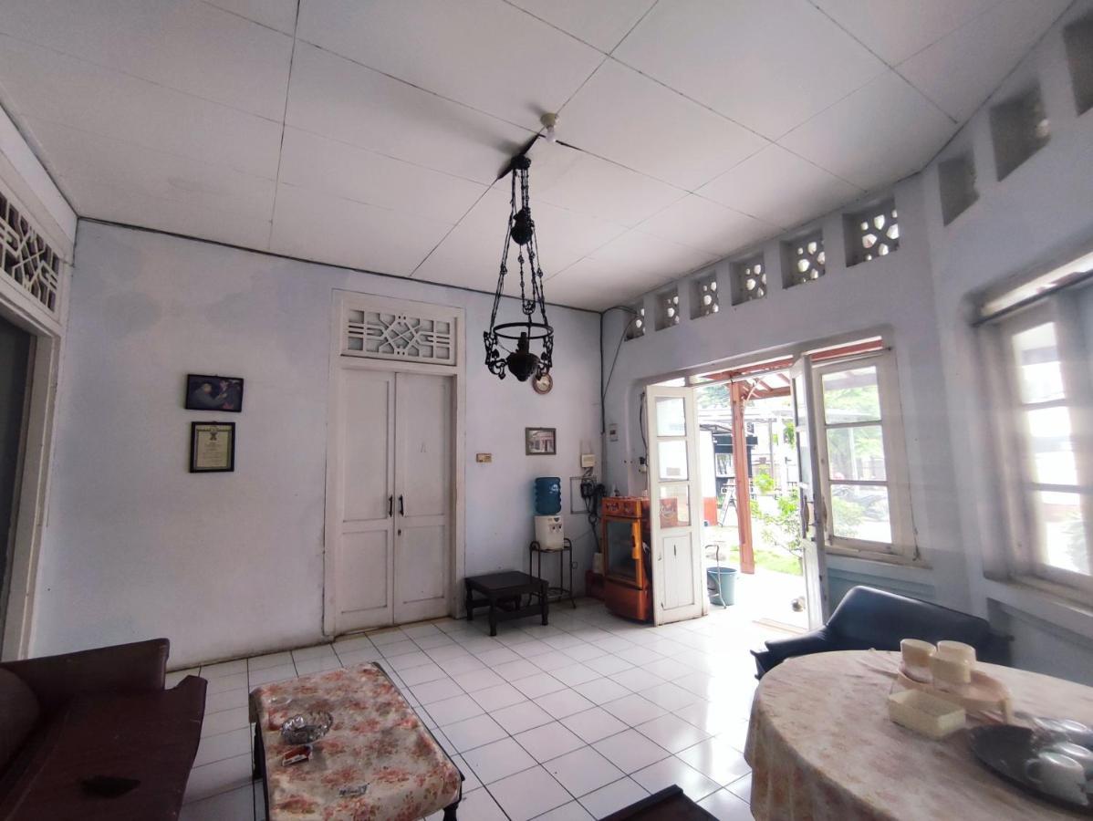 Oyo 90865 Hotel Kusuma Purwakarta Karawang Kültér fotó