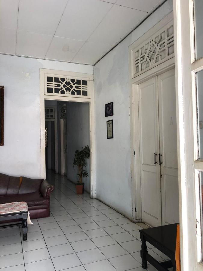Oyo 90865 Hotel Kusuma Purwakarta Karawang Kültér fotó
