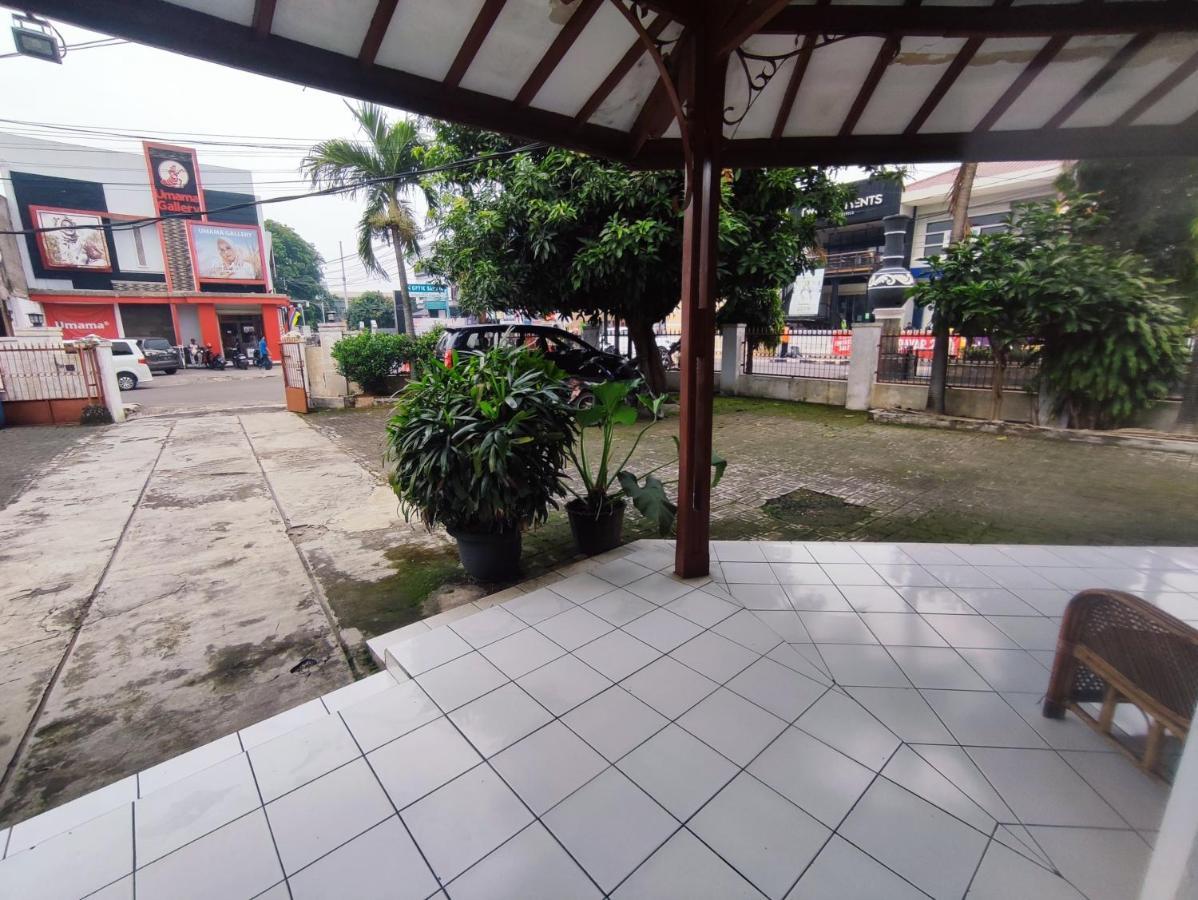 Oyo 90865 Hotel Kusuma Purwakarta Karawang Kültér fotó
