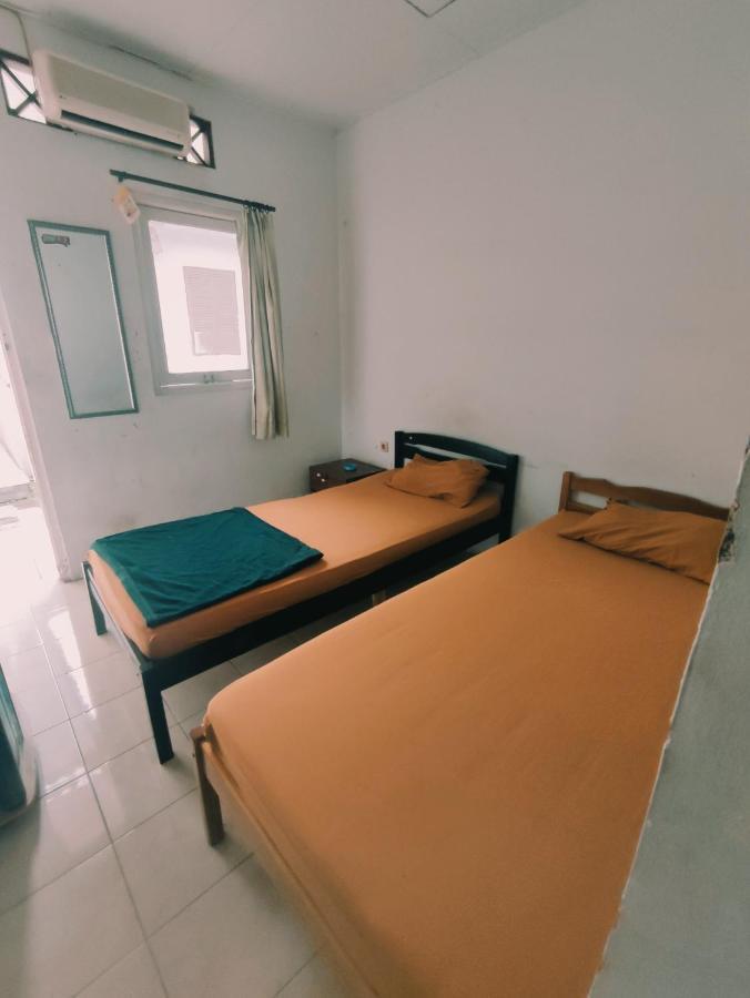 Oyo 90865 Hotel Kusuma Purwakarta Karawang Kültér fotó