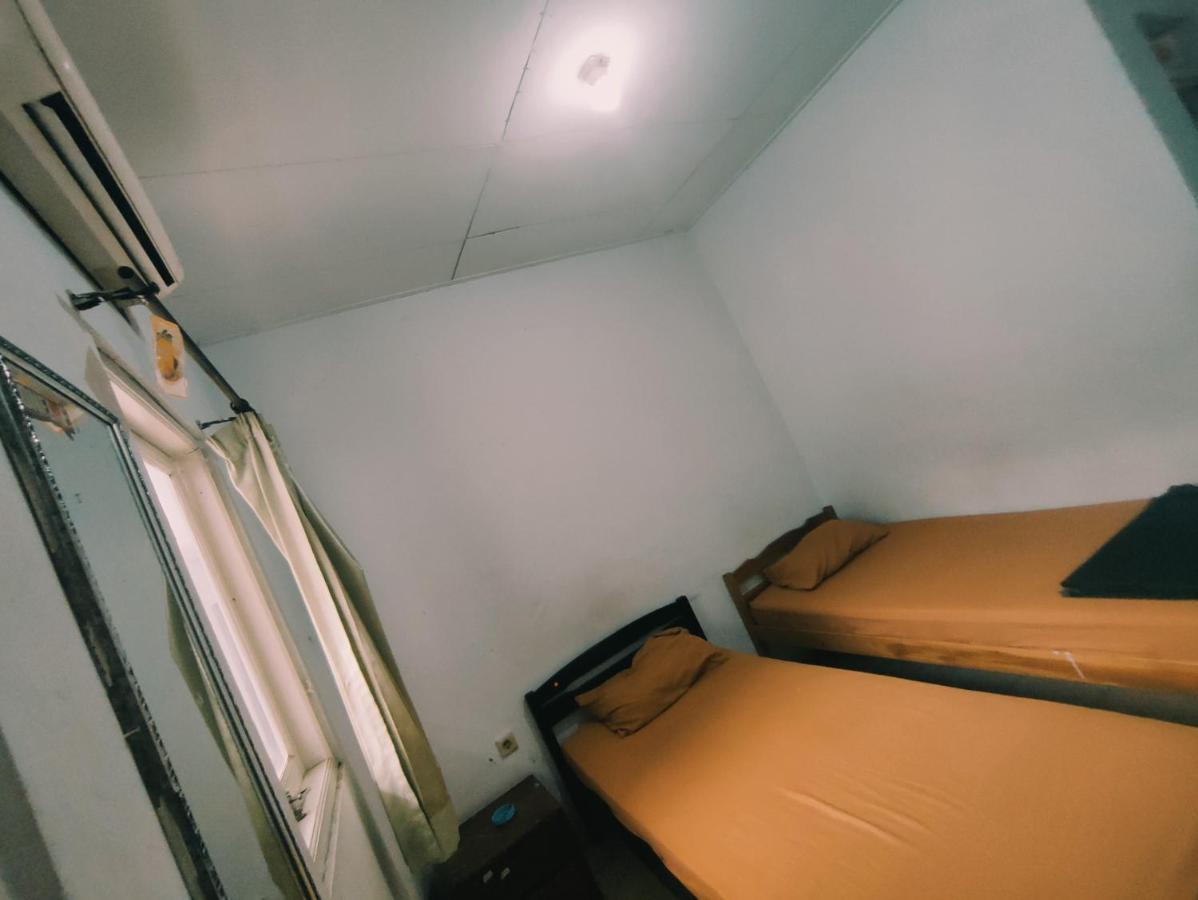 Oyo 90865 Hotel Kusuma Purwakarta Karawang Kültér fotó