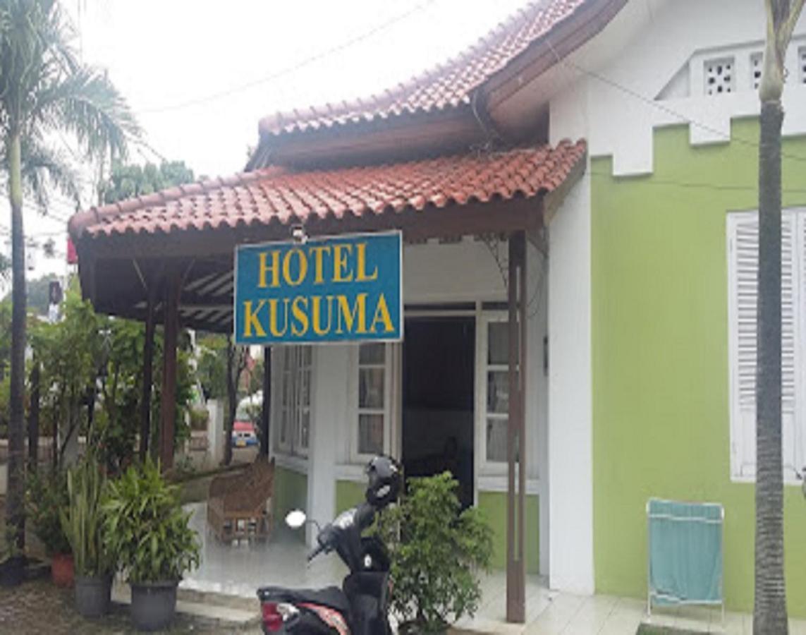 Oyo 90865 Hotel Kusuma Purwakarta Karawang Kültér fotó