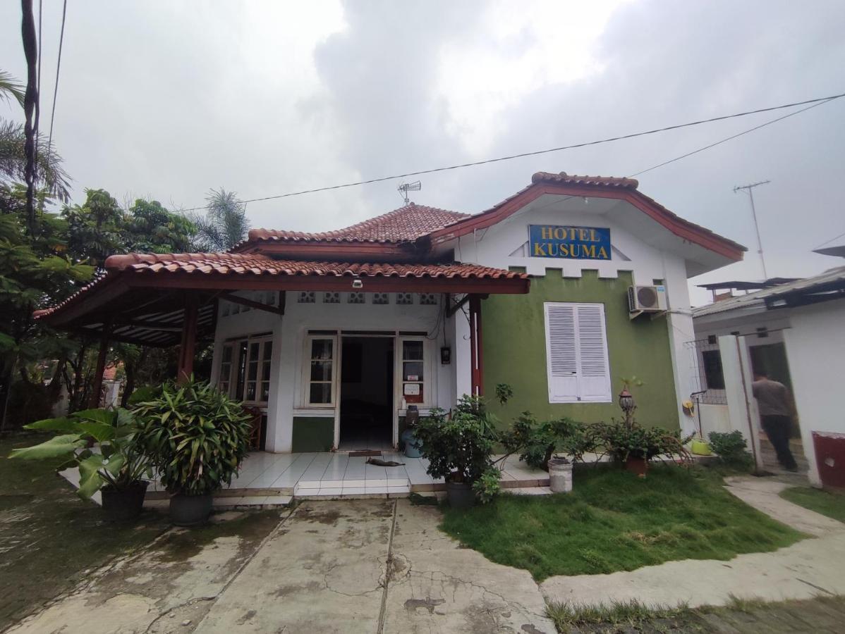 Oyo 90865 Hotel Kusuma Purwakarta Karawang Kültér fotó