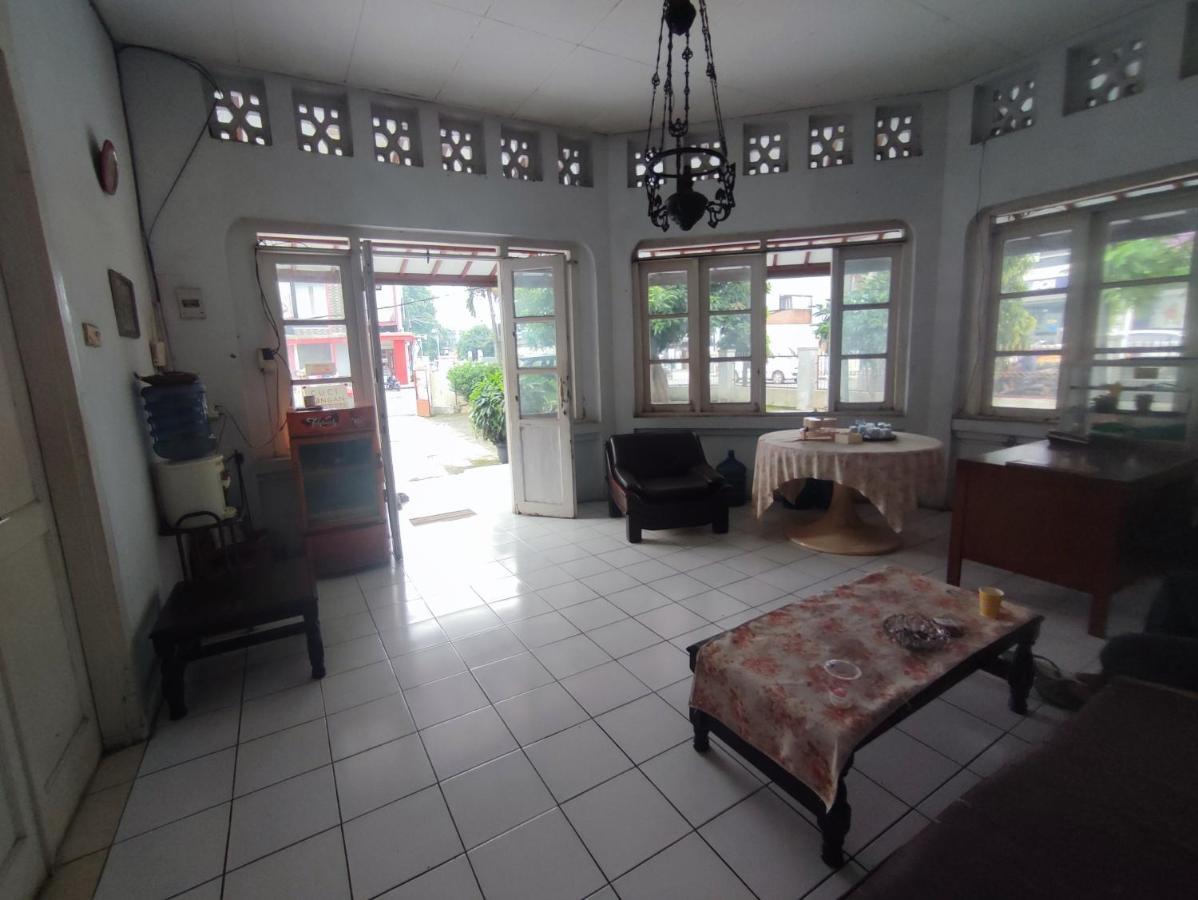 Oyo 90865 Hotel Kusuma Purwakarta Karawang Kültér fotó