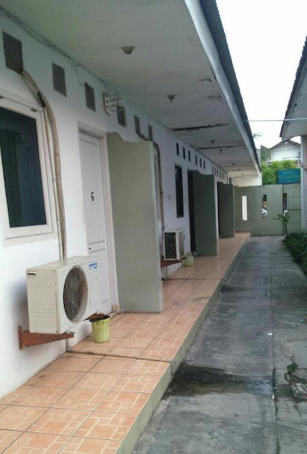 Oyo 90865 Hotel Kusuma Purwakarta Karawang Kültér fotó