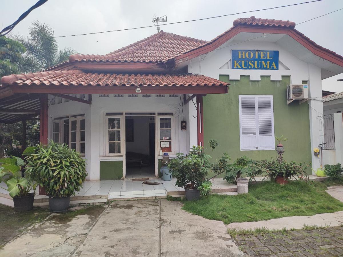 Oyo 90865 Hotel Kusuma Purwakarta Karawang Kültér fotó