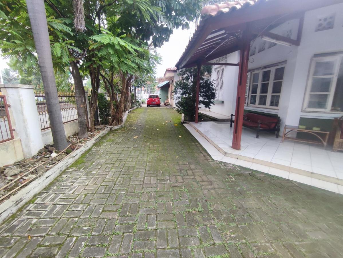 Oyo 90865 Hotel Kusuma Purwakarta Karawang Kültér fotó
