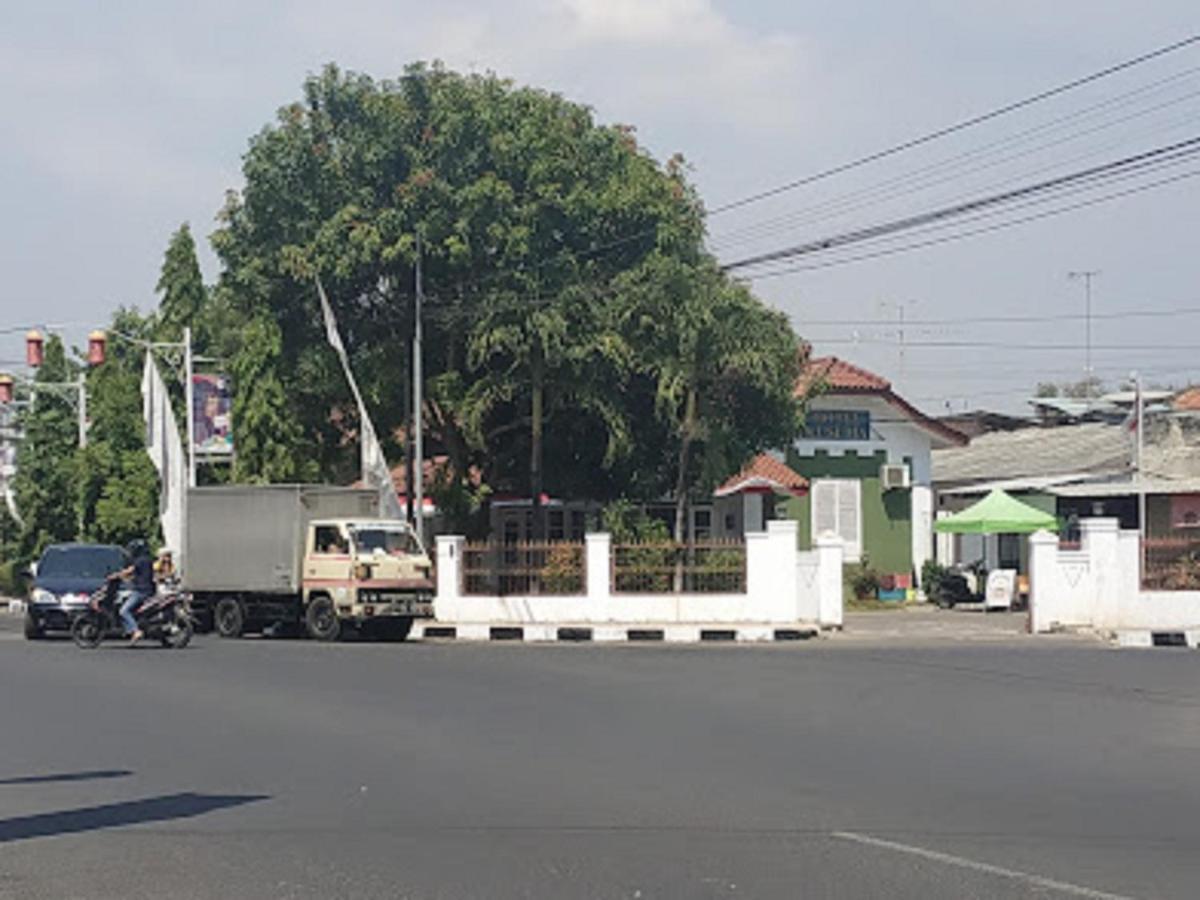 Oyo 90865 Hotel Kusuma Purwakarta Karawang Kültér fotó