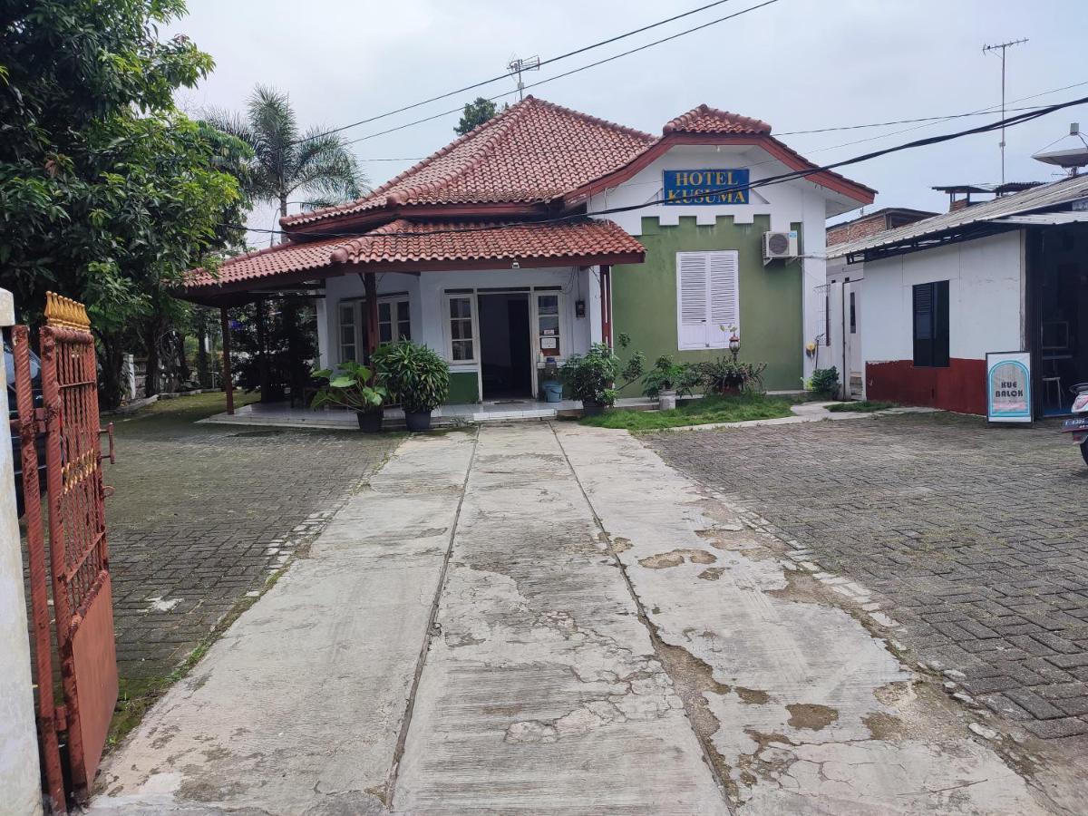 Oyo 90865 Hotel Kusuma Purwakarta Karawang Kültér fotó