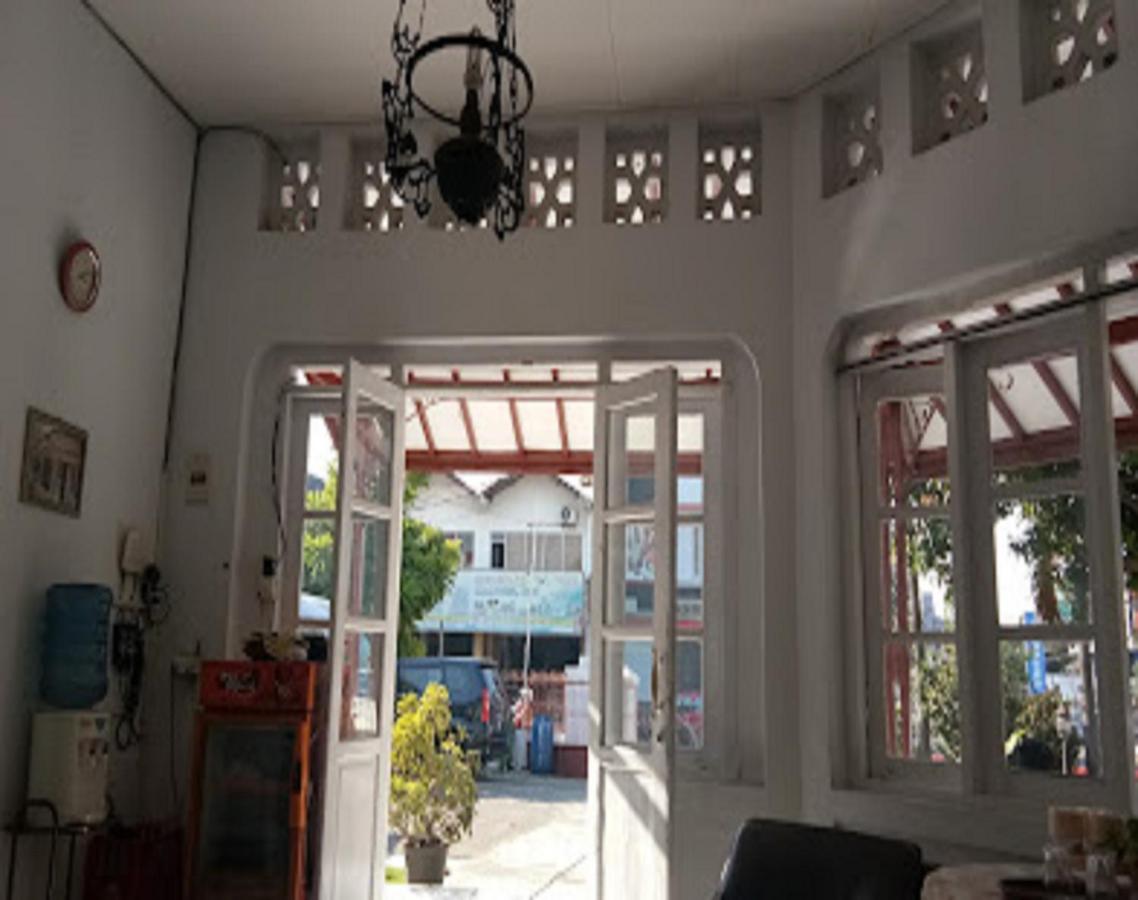 Oyo 90865 Hotel Kusuma Purwakarta Karawang Kültér fotó