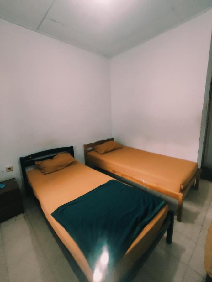 Oyo 90865 Hotel Kusuma Purwakarta Karawang Kültér fotó