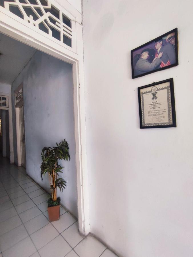 Oyo 90865 Hotel Kusuma Purwakarta Karawang Kültér fotó