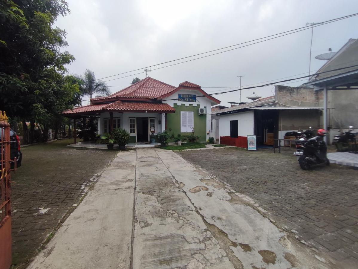 Oyo 90865 Hotel Kusuma Purwakarta Karawang Kültér fotó