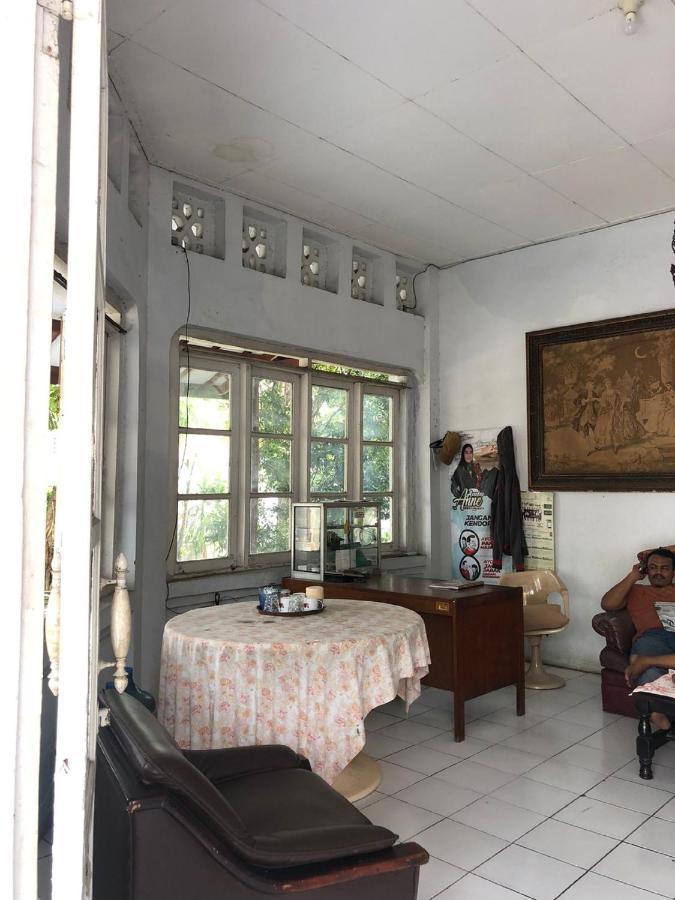 Oyo 90865 Hotel Kusuma Purwakarta Karawang Kültér fotó