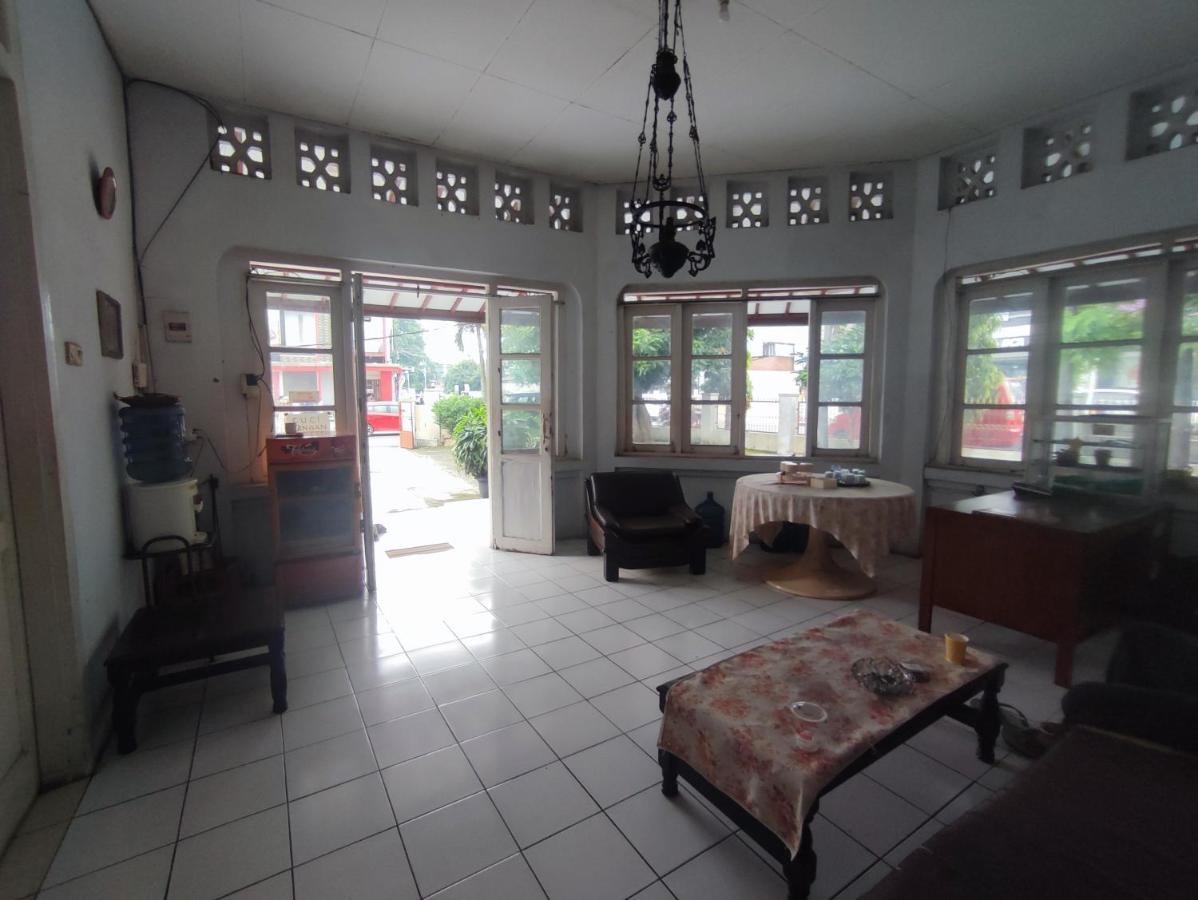 Oyo 90865 Hotel Kusuma Purwakarta Karawang Kültér fotó