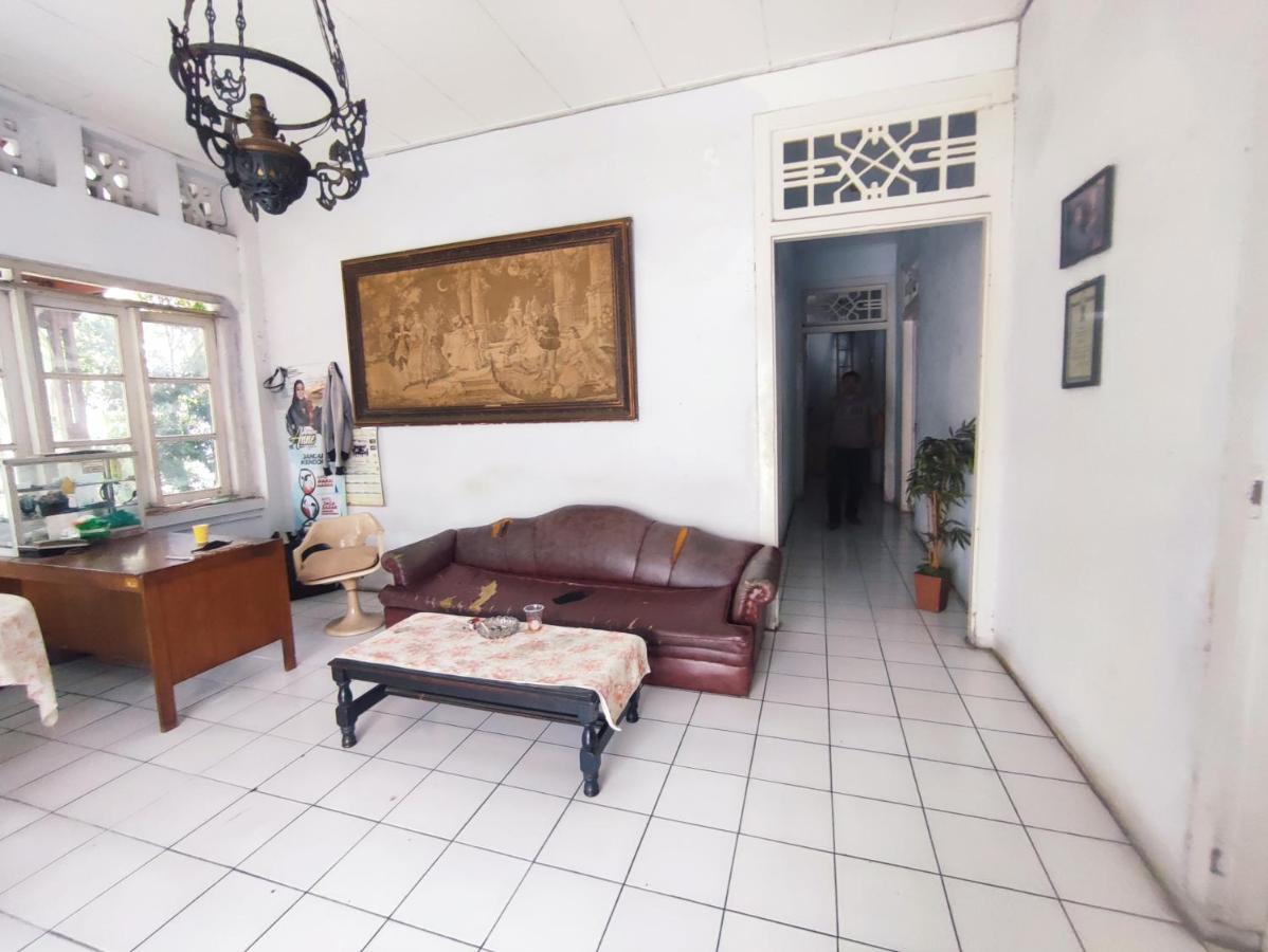 Oyo 90865 Hotel Kusuma Purwakarta Karawang Kültér fotó