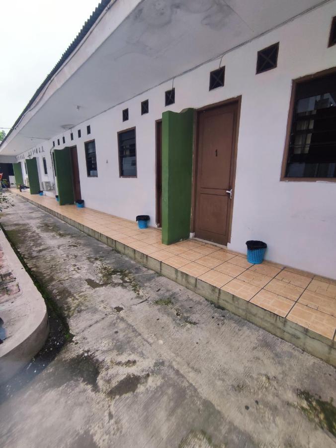 Oyo 90865 Hotel Kusuma Purwakarta Karawang Kültér fotó