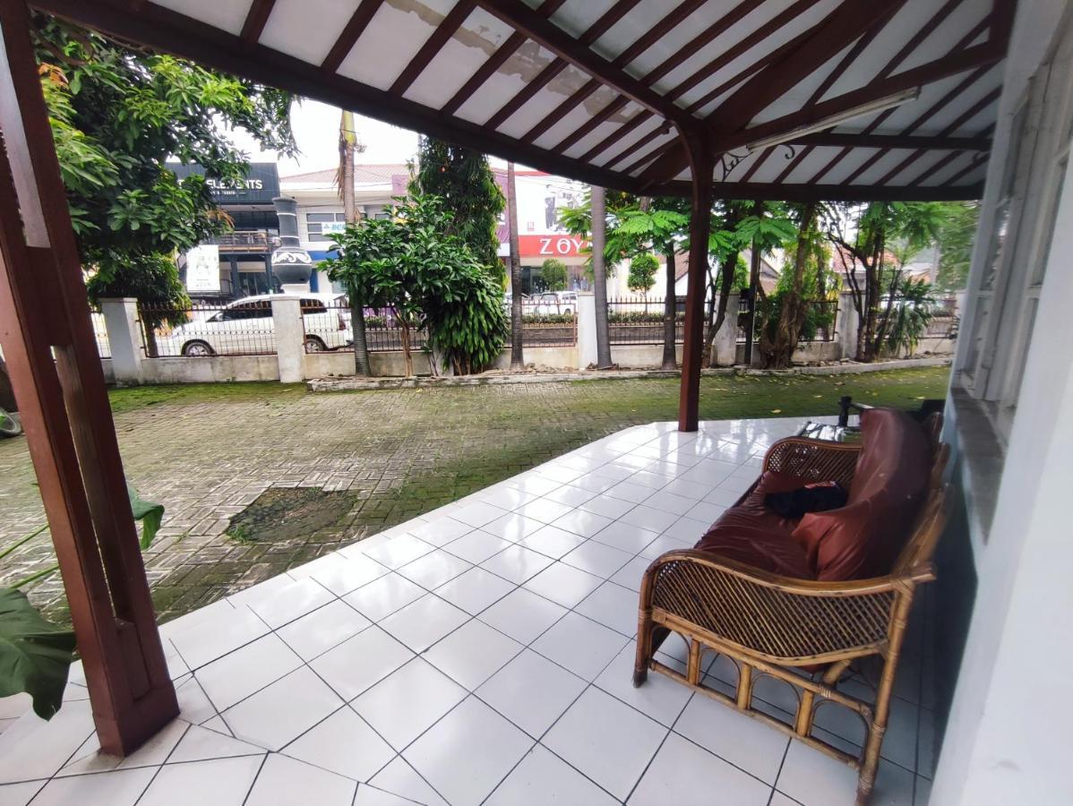 Oyo 90865 Hotel Kusuma Purwakarta Karawang Kültér fotó