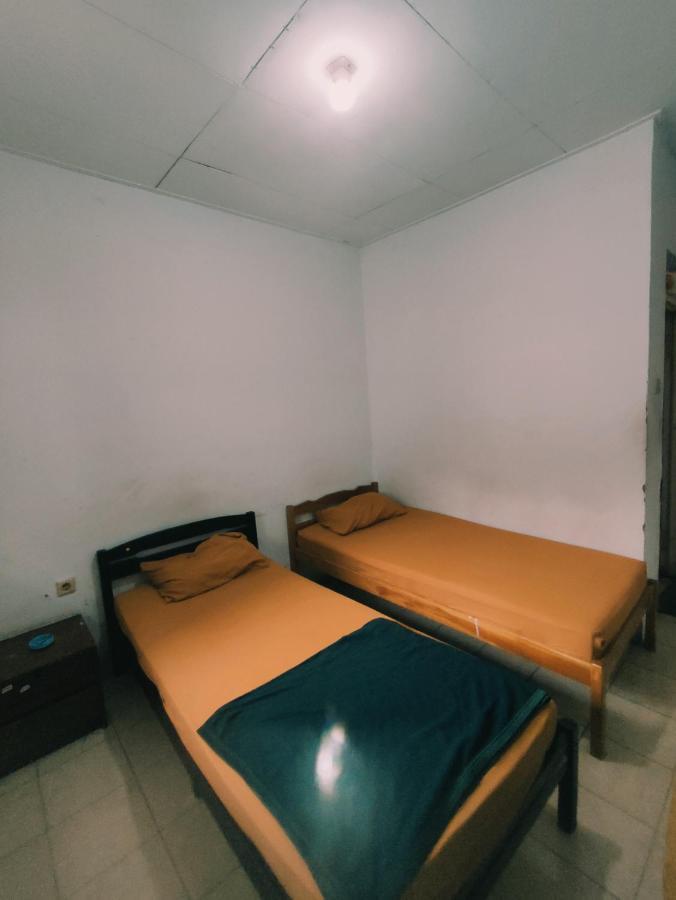 Oyo 90865 Hotel Kusuma Purwakarta Karawang Kültér fotó