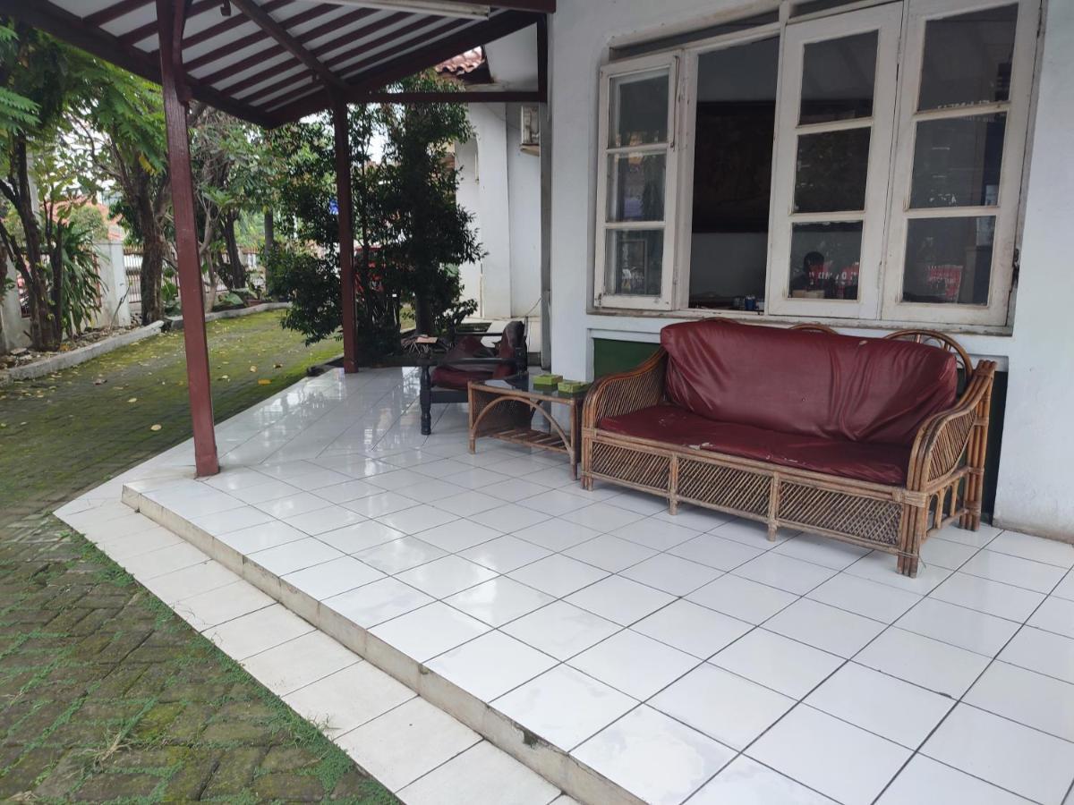 Oyo 90865 Hotel Kusuma Purwakarta Karawang Kültér fotó