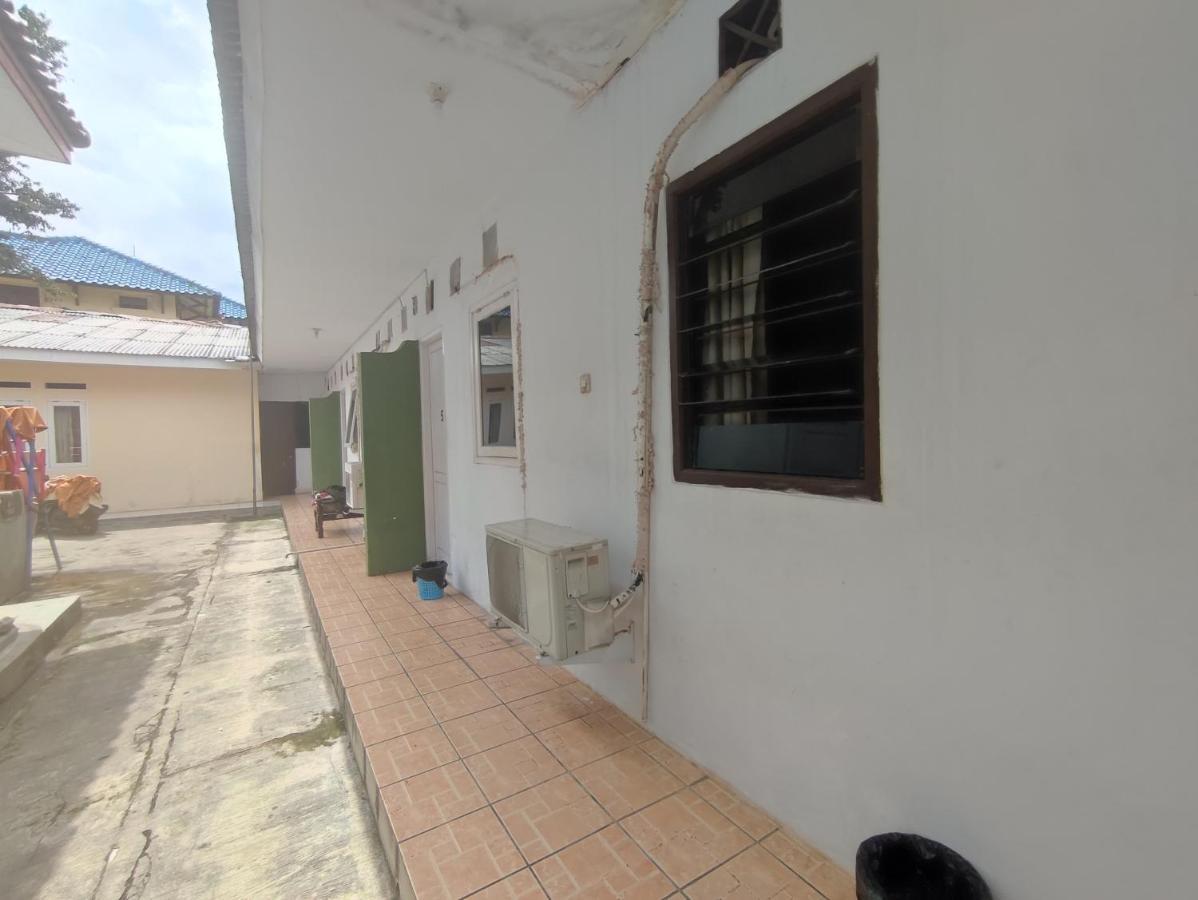 Oyo 90865 Hotel Kusuma Purwakarta Karawang Kültér fotó