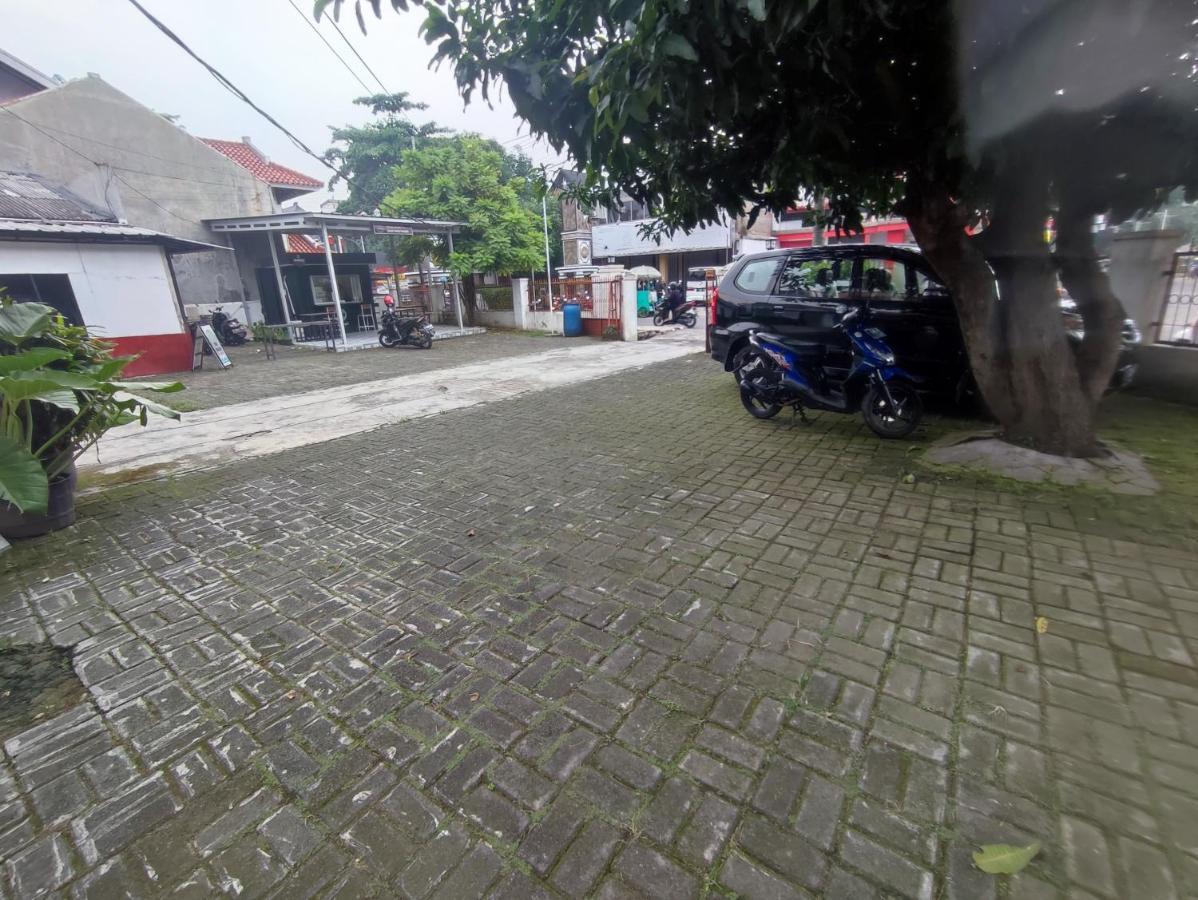Oyo 90865 Hotel Kusuma Purwakarta Karawang Kültér fotó