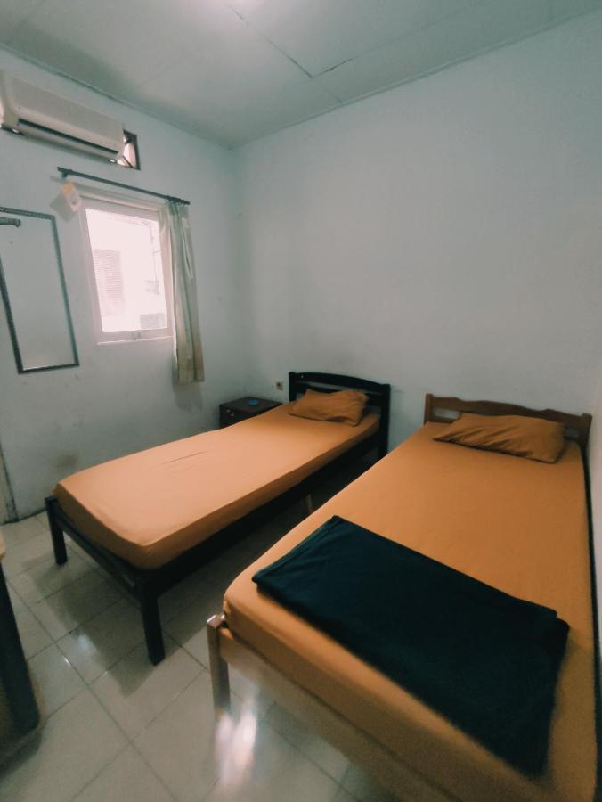 Oyo 90865 Hotel Kusuma Purwakarta Karawang Kültér fotó