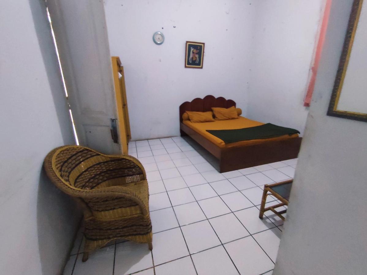 Oyo 90865 Hotel Kusuma Purwakarta Karawang Kültér fotó