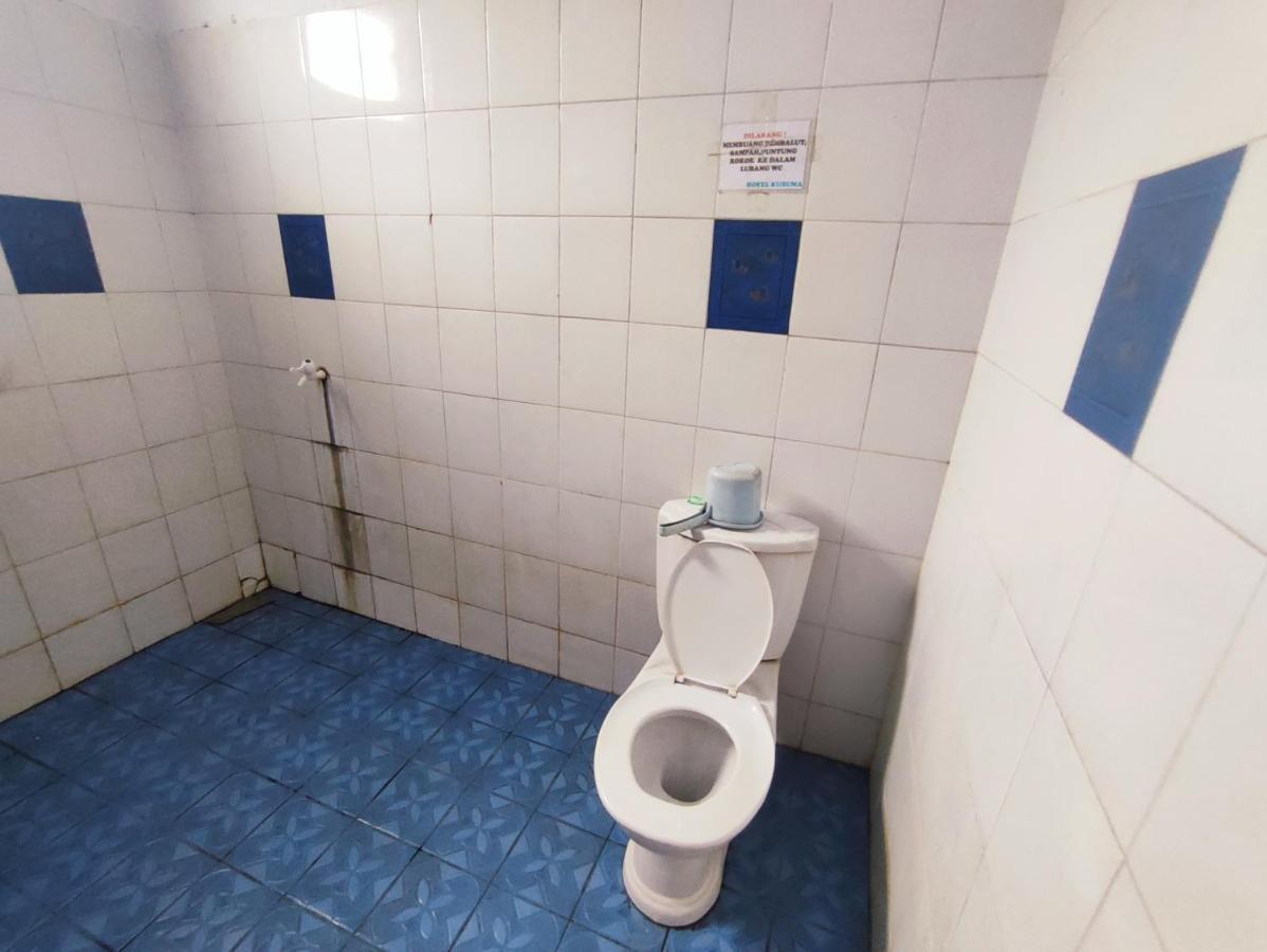 Oyo 90865 Hotel Kusuma Purwakarta Karawang Kültér fotó
