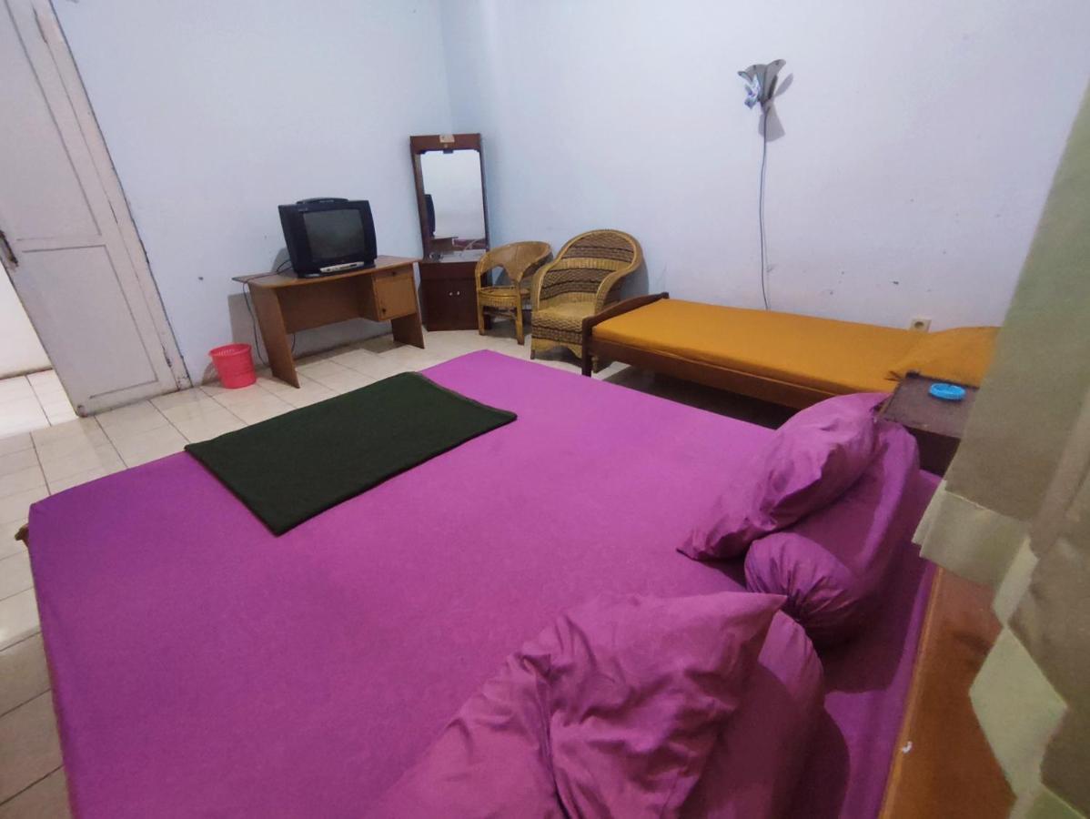 Oyo 90865 Hotel Kusuma Purwakarta Karawang Kültér fotó