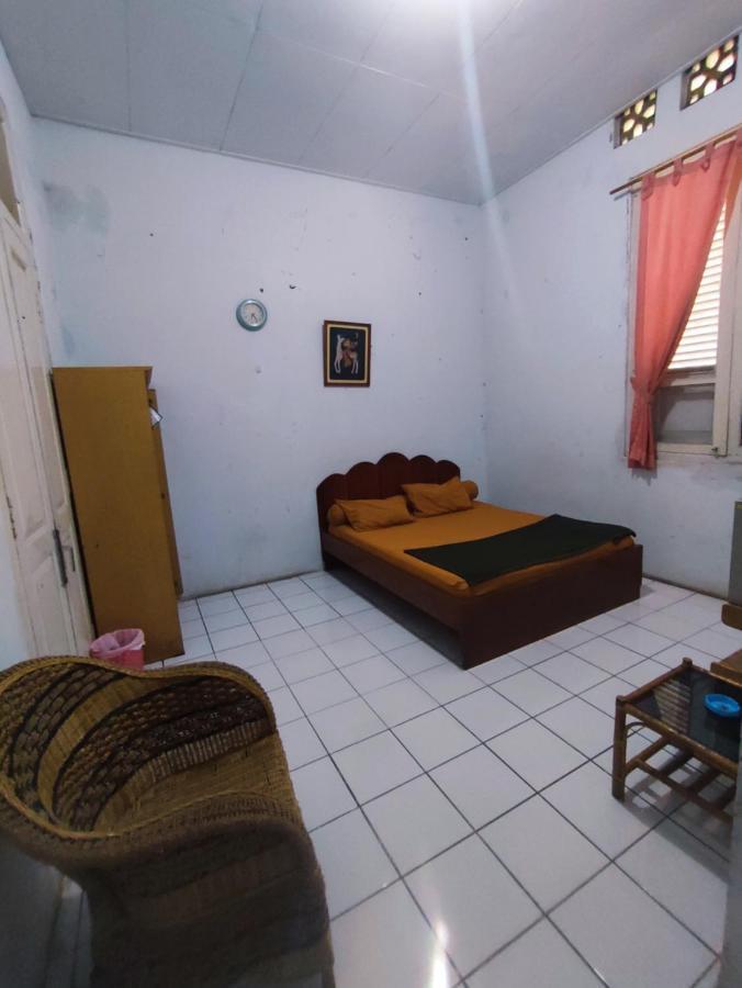 Oyo 90865 Hotel Kusuma Purwakarta Karawang Kültér fotó